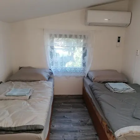 Se Zahradou Pro Dve Osoby V Turisticky Oblibene Lokalite Holiday home