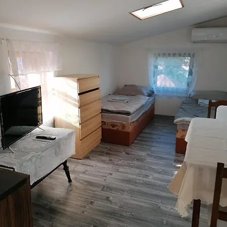 Se Zahradou Pro Dve Osoby V Turisticky Oblibene Lokalite Holiday home